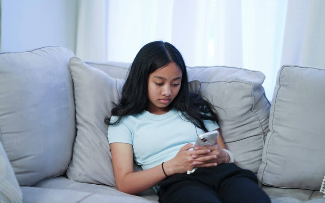Helping Teenagers Manage Social Media Anxiety Through CBT
